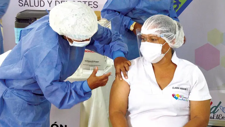 La aplicación de la vacuna contra el coronavirus en Trinidad, Beni. APG