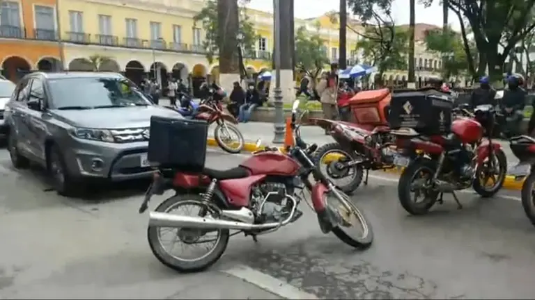 Las motos de los trabajadores de delivery, justo frente a la Alcald&iacute;a. Captura