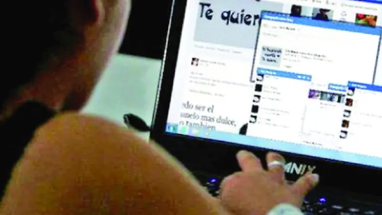 Ua estudiante pasa clases virtuales. Urgente