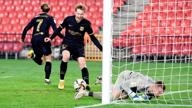 El centrocampista holandés del FC Barcelona, Frenkie de Jong (c), celebra ante el guardameta del Granada, Aarón Escandell, el tercer gol del equipo barcelonista
