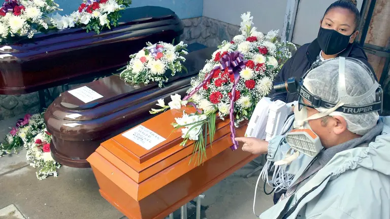 El velorio de varios cuerpos en una funeraria de La Paz. APG