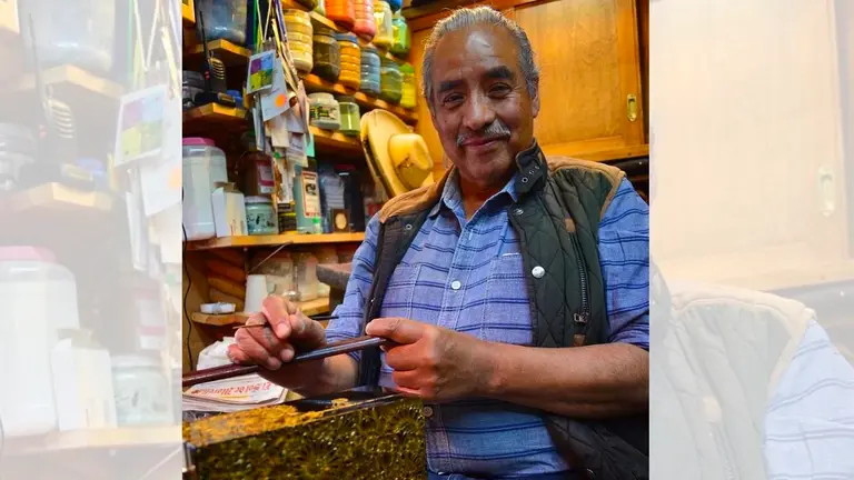 Fotografía cedida hoy por el Premio Nacional de Artes y Literatura 2020, Mario Agustín Gaspar Rodríguez, mientras trabaja en su taller en el municipio de Pátzcuaro, Michoacán (México). EFE