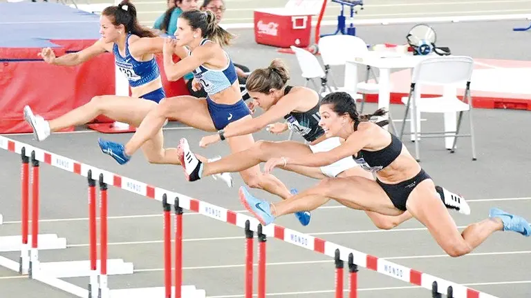 Las atletas durante una prueba de vallas Indoor. NOÉ PORTUGAL