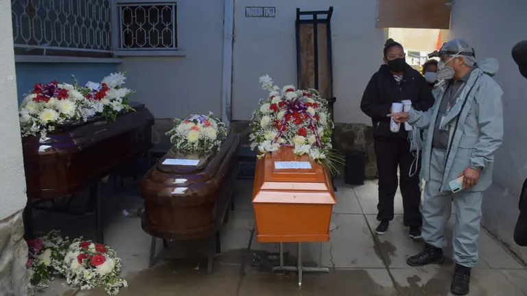 En una inspecci&oacute;n encontraron que en funerarias pace&ntilde;as hab&iacute;an varios ata&uacute;des en un solo sal&oacute;n. APG