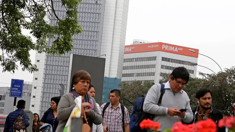 Personas caminan frente a una Administradora de Fondos de Pensiones, en el distrito de San Isidro, en Lima (Per&uacute;). EFE/Archivo