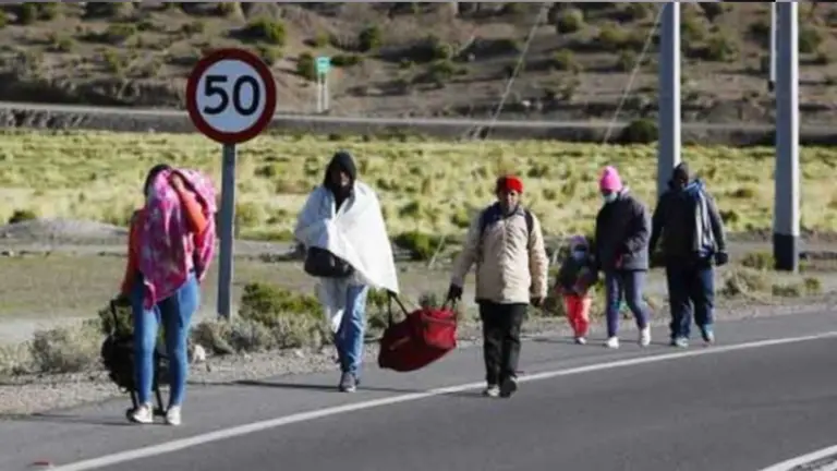 Con ayuda de &ldquo;chamberos&rdquo;, migrantes venezolanos usan pasos ilegales para pasar la frontera hacia Chile. Cortes&iacute;a