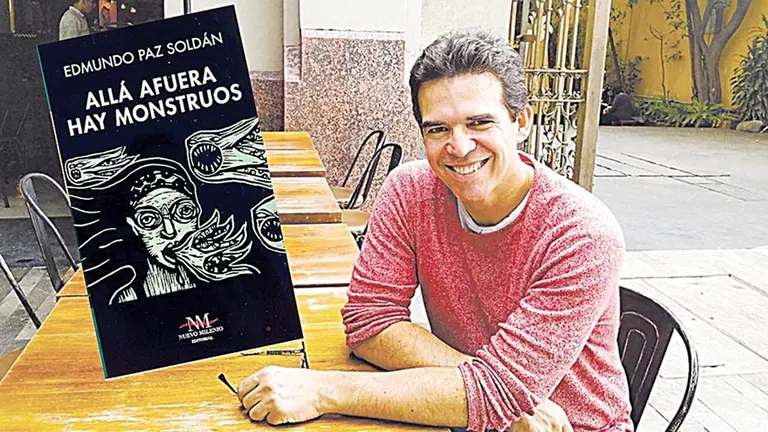El escritor cochabambino Edmundo Paz Soldán junto a la edición boliviana de Allá afuera hay monstruos.