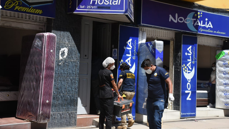 Las afueras del hostal en el que fue encontrado el cuerpo de la mujer trans. Dico Sol&iacute;s