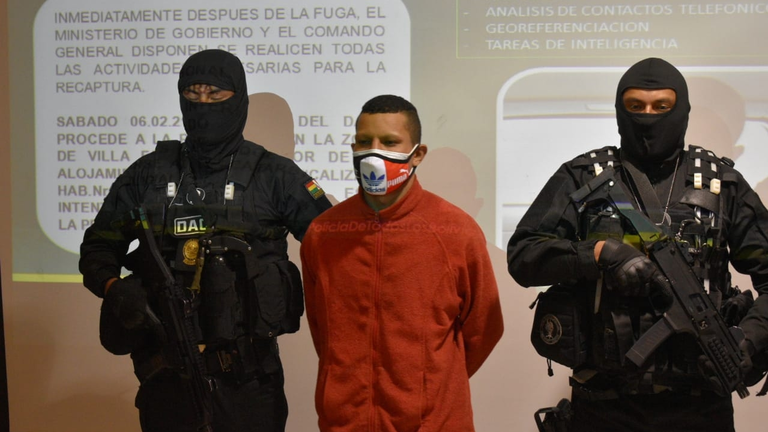Efectivos policiales presentan a uno de los dos reclusos que se fugaron del Penal de Chonchocoro el d&iacute;a de ayer. APG