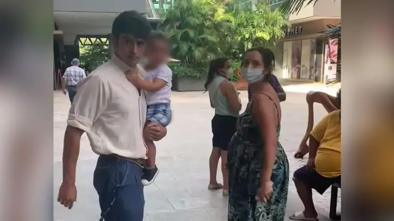 Fotograf&iacute;a del agresor momentos antes de que propinara la pata contra la activista. CAPTURA DE VIDEO