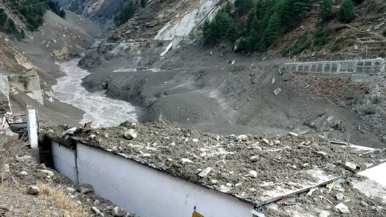 Imagen tras el desprendimiento de un glaciar del Himalaya, en la India. FRANCE24