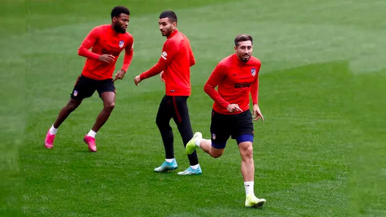 Thomas Lemar y Herrera junto a Correa. EFE