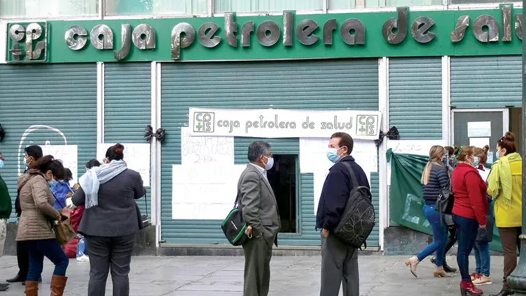 Trabajadores de la Caja Petrolera en paro, ayer. APG