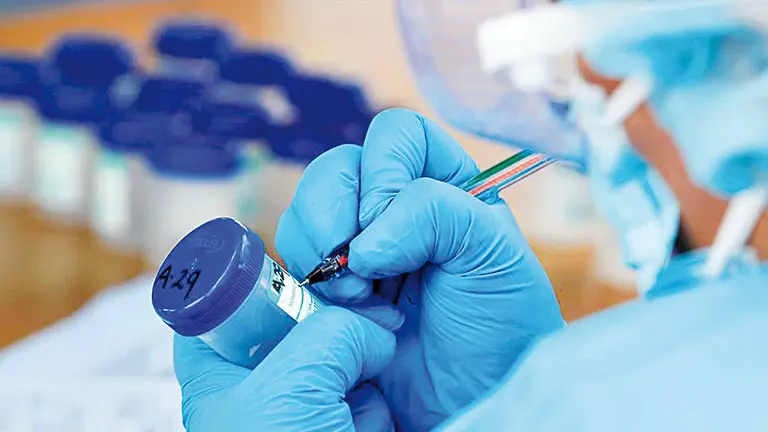 Una trabajadora sanitaria marca una prueba de COVID-19. EFE