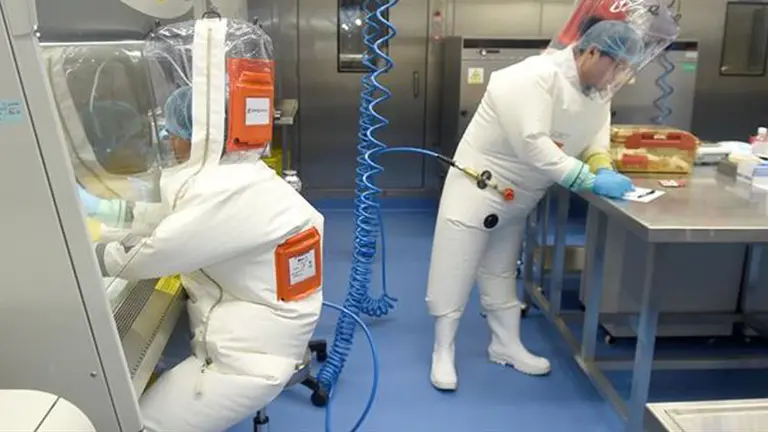 Dos cient&iacute;ficos, en el laboratorio chino de Wuhan. EFE