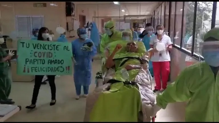 Carlos Alba, en el momento de dejar el Hospital Viedma. Gentileza familia Alba