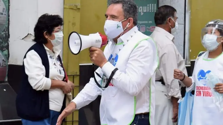 El empresario Javier Bellot, concentrado en la tarea de generar reflexi&oacute;n. Gentileza Cochabamba sin virus
