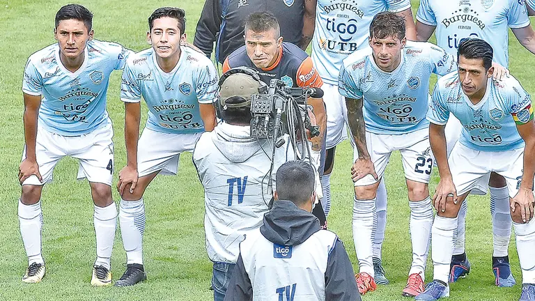 Camarógrafos transmiten la imagen de un partido. ARCHIVO