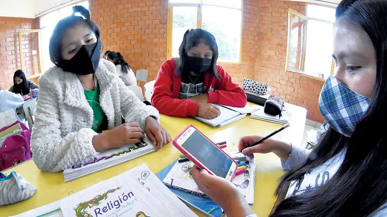 Niñas del hogar de La Providencia durante sus clases virtuales. DICO SOLÍS