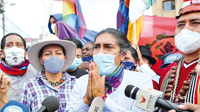 El candidato a la Presidencia de Ecuador Yaku Pérez (c). EFE