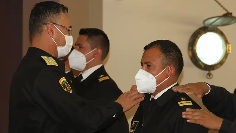Ceremonia de imposici&oacute;n de grados a miembros de la Armada Nacional. La Armada En Acci&oacute;n