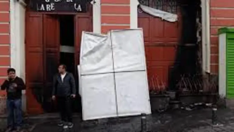 Imagen de archivo muestra destrozos en el ingreso a la galer&iacute;a Rep&uacute;blica.