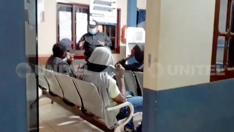 Ciudadanos haitianos, retenidos por la Policía. CAPTURA UNITEL
