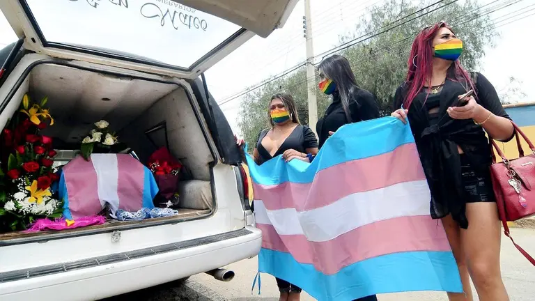 Compañeras de Alessandra, la joven transexual asesinada, la acompañan a su última morada en Cochabamba. NOÉ PORTUGAL