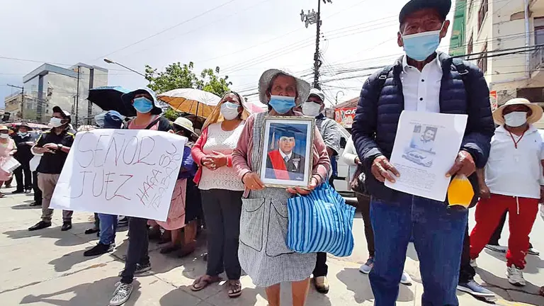 Los padres de Ariel, junto con otros familiares, piden justicia en puertas del TDJ. OPINIÓN