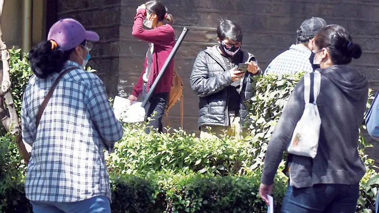 Estudiantes hacen fila para comprar matrículas en la UMSS. DICO SOLÍS