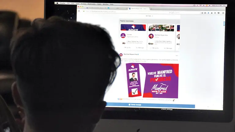 Una persona frente a una página digital con propaganda política. CAPTURA