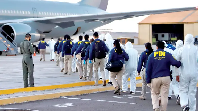 El traslado de los migrantes en un avión, ayer. EFE
