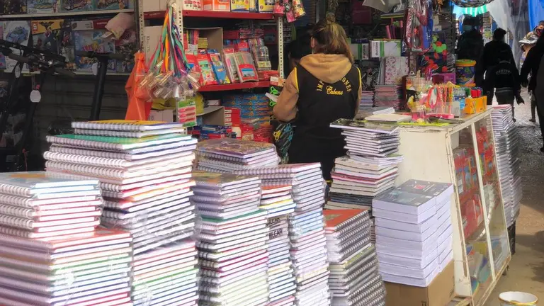 Material escolar en un punto de venta en La Cancha.