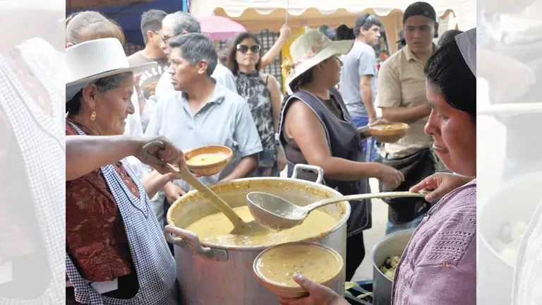 Colcapirhueñas sirven jak'a lawa en una versión pasada de la feria en ese municipio. ARCHIVO