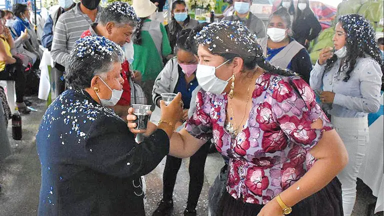 La gobernadora Esther Soria (d) durante el festejo de las comadres del mercado Calatayud.  DICO SOLÍS
