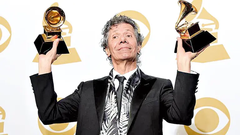 El músico de jazz estadounidense Chick Corea sostiene dos grammys ganados en la ceremonia de 2015.  EFE-ARCHIVO