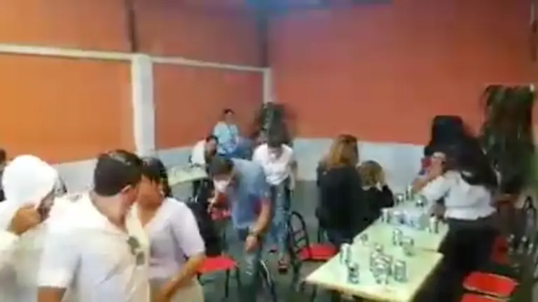 Momento en el que el candidato a la Alcald&iacute;a de Cochabamba por Unidad C&iacute;vica Solidaridad (UCS), Roberto Perrog&oacute;n, se retira del local entre la multitud. CAPTURA DE VIDEO