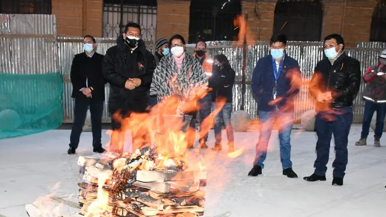 Varios legisladores durante la ch'alla del nuevo edificio de la ALP.