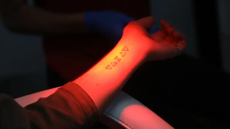 Los tatuajes de pareja, entre el amor eterno y el fat&iacute;dico error. EFE