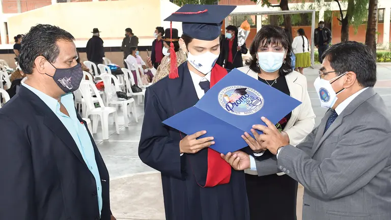 Un estudiante durante su acto de graduación del colegio.   Noé Portugal