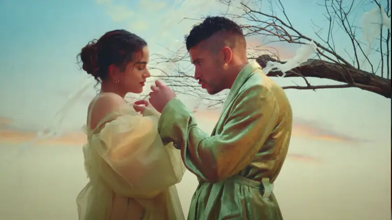 Bad Bunny y Rosal&iacute;a en su video "La noche de anoche". Captura de YouTube