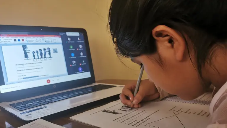 Una niña pasa clases virtuales. FOTO- Mariela Cossío