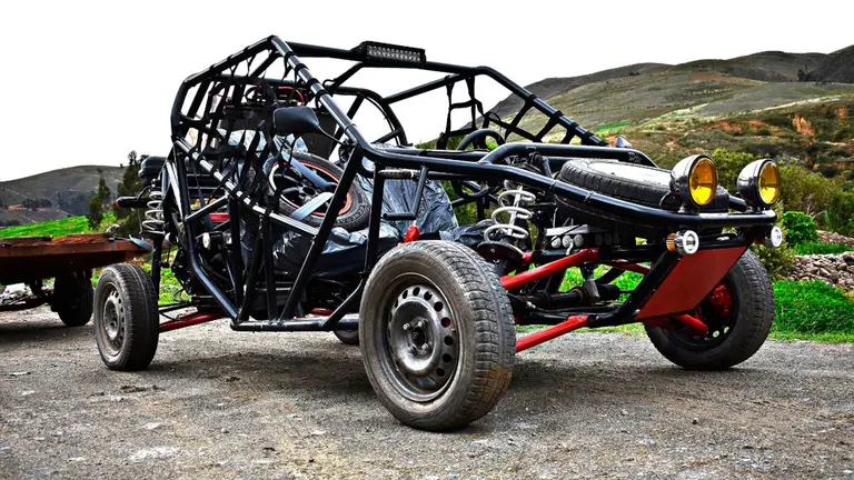 El vehículo todoterreno %22Buggy%22 en inmediaciones de la laguna Corani, en sus primeras pruebas. Alexander Herbas