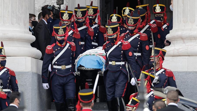 Cortejo f&uacute;nebre acompa&ntilde;a los restos del expresidente argentino Carlos Menem, previo a su entierro. EFE