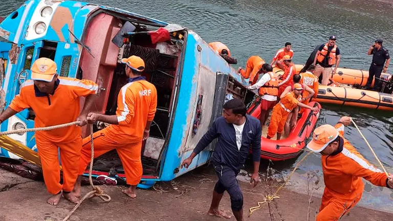 Al menos 35 muertos al caer un autob&uacute;s a un canal de agua en la India. EFE