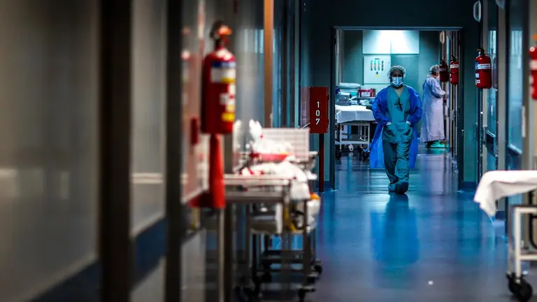 Un m&eacute;dico recorre los pasillos de un hospital en Argentina. EFE