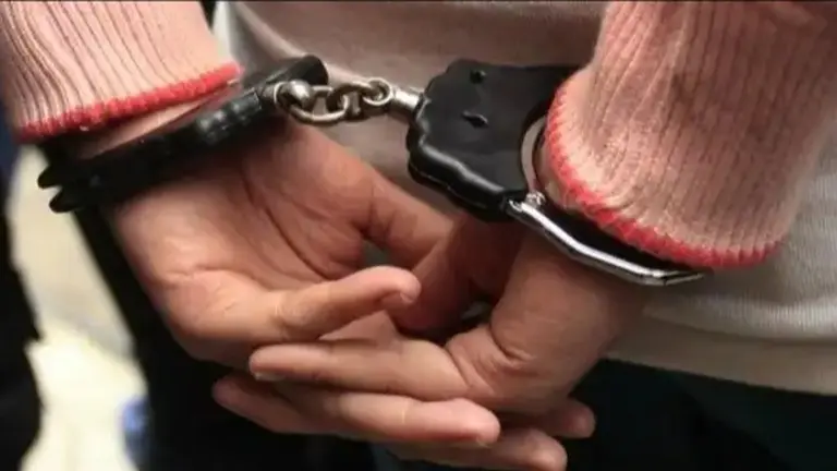 Fotografía ilustrativa de una mujer detenida. PIXABAY