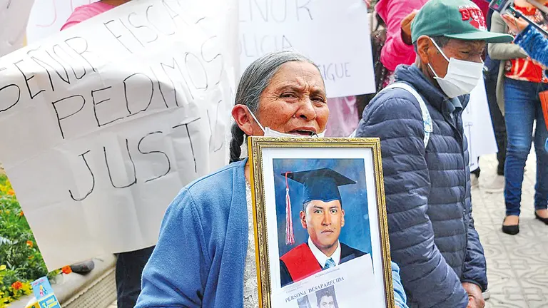 Los padres de Ariel Rodríguez, junto con otros familiares y amigos, piden que le devuelvan a su hijo.   Noé Portugal 