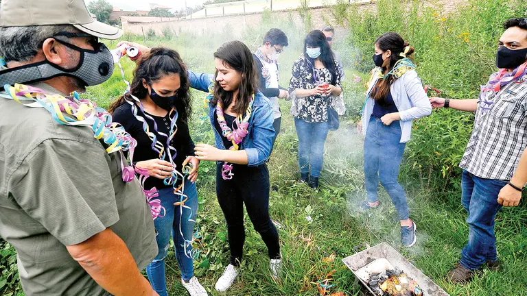 La familia Arnés realiza la ch&rsquo;alla en su terreno.    NOÉ PORTUGAL