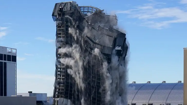 El Casino Trump Plaza, cobijo de famosos durante a&ntilde;os y que se erig&iacute;a en la ciudad de Atlantic City, en Nueva Jersey, reducido a escombros . EFE